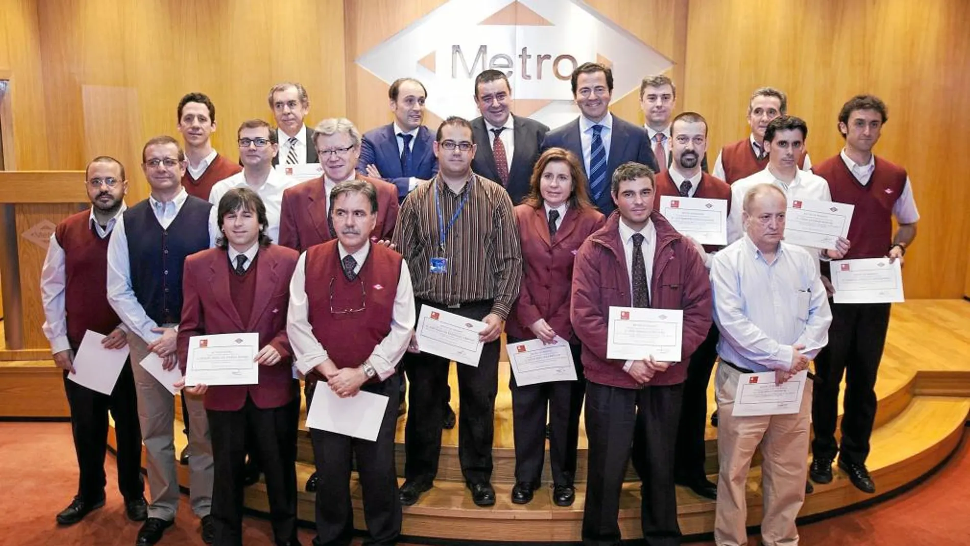 Los empleados reconocidos, junto al consejero de Transportes y al consejero delegado de Metro de Madrid