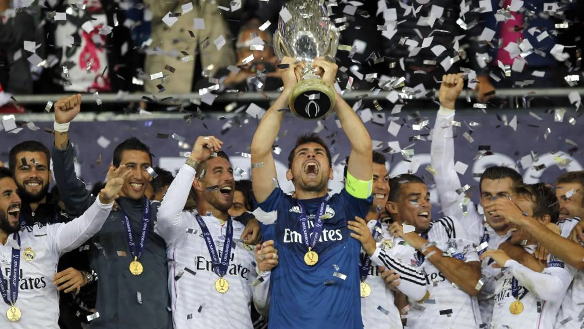 Jugadores del Real Madrid celebran después de vencer al Sevilla hoy, martes 12 de agosto de 2014, en el partido por la Supercopa de Europa, en el estadio Cardiff City, en Cardiff (Reino Unido).