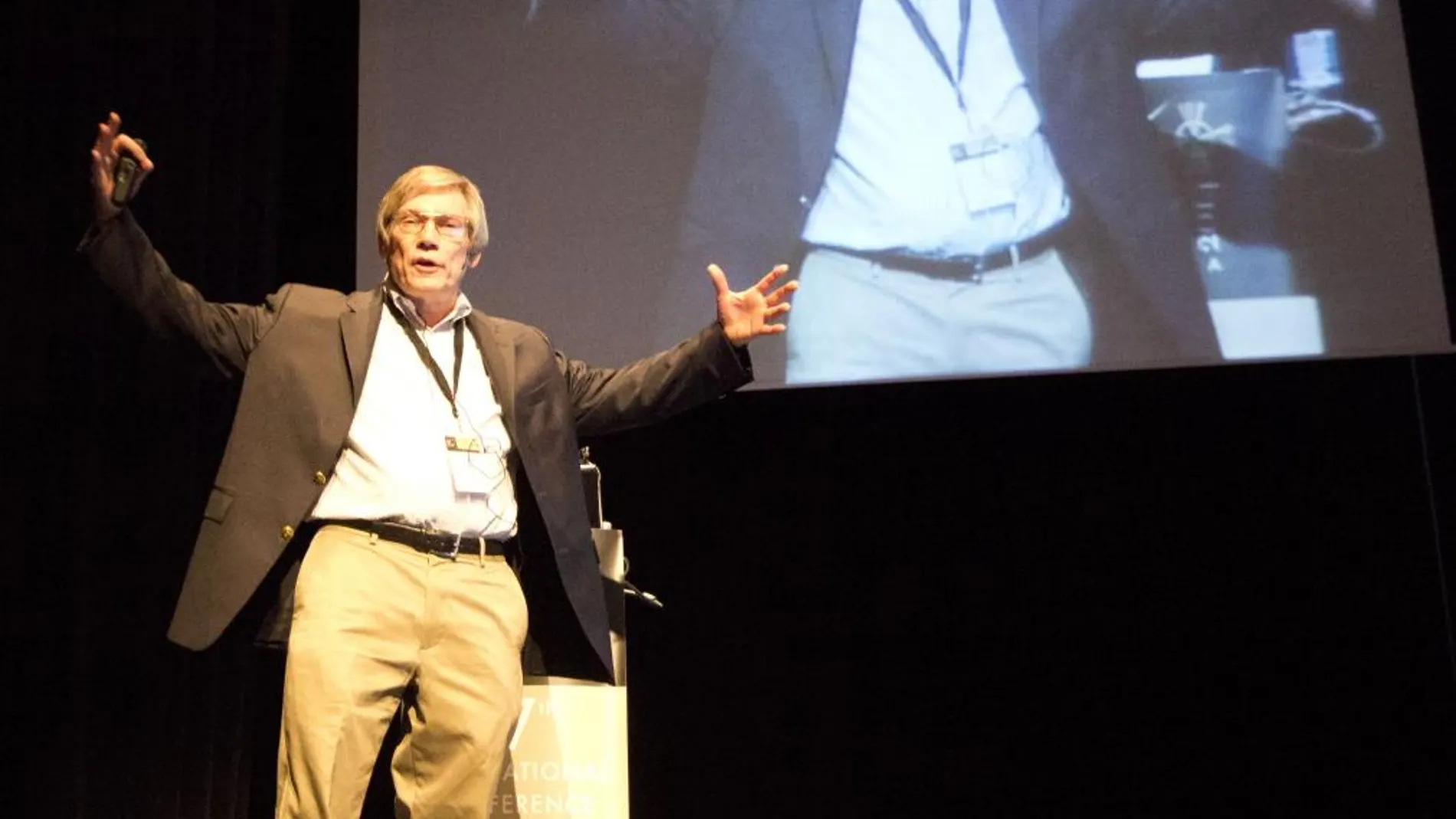 Alan Guth, durante su intervención en Valencia