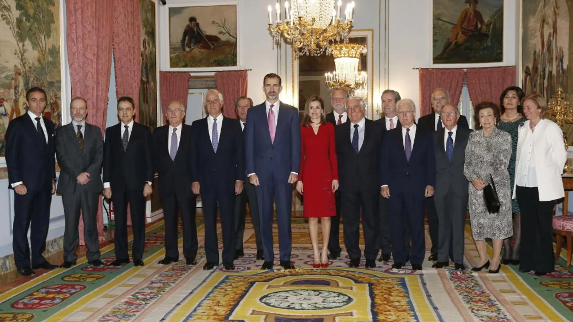Los Reyes Felipe y Letizia posan con los integrantes de la Diputación Permanente y Consejo de la Grandeza de España