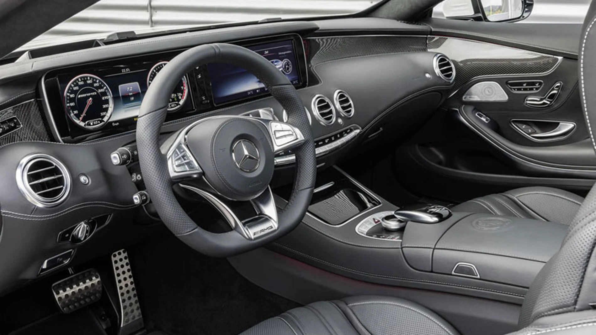 El interior cuenta con elementos exclusivos, como el volante de tres radios con la leyenda AMG.