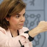 La vicepresidenta del Gobierno, Soraya Sáenz de Santamaría, durante la rueda de prensa ofrecida en la Palacio de la Moncloa tras la reunión del Consejo de Ministros