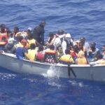 Foto de la Marina italiana con el rescate de partes de los inmigrantes en un bote salvavidas de la fragata "Grecale"
