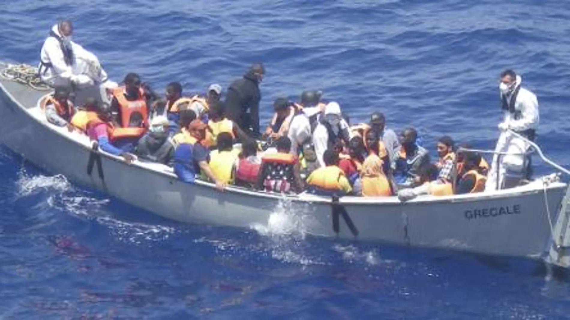 Foto de la Marina italiana con el rescate de partes de los inmigrantes en un bote salvavidas de la fragata "Grecale"