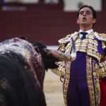 Desplante de Alberto Aguilar al toro que logró cortar una oreja el pasado domingo en Madrid