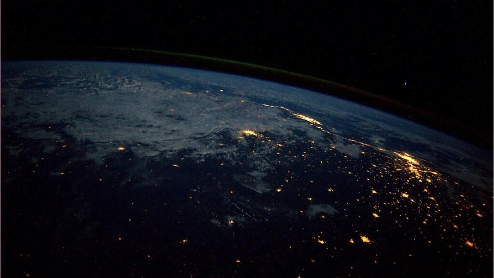 Así lucía Brasil de noche horas antes del incio de su Mundial: Sao Paulo (luces más alejadas) y Rio de Janeiro (centro).