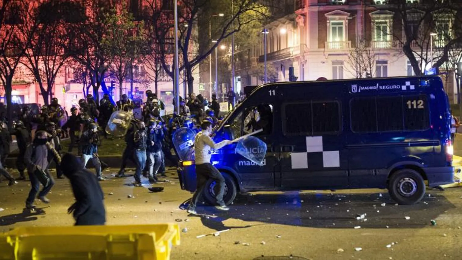 Un joven golpea un furgón policial al término de las Marchas por la Dignidad