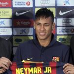 Bertomeu, actual presidente, y el director deportivo, Zubizarreta, posan con el fichaje estrella del pasado verano, Neymar