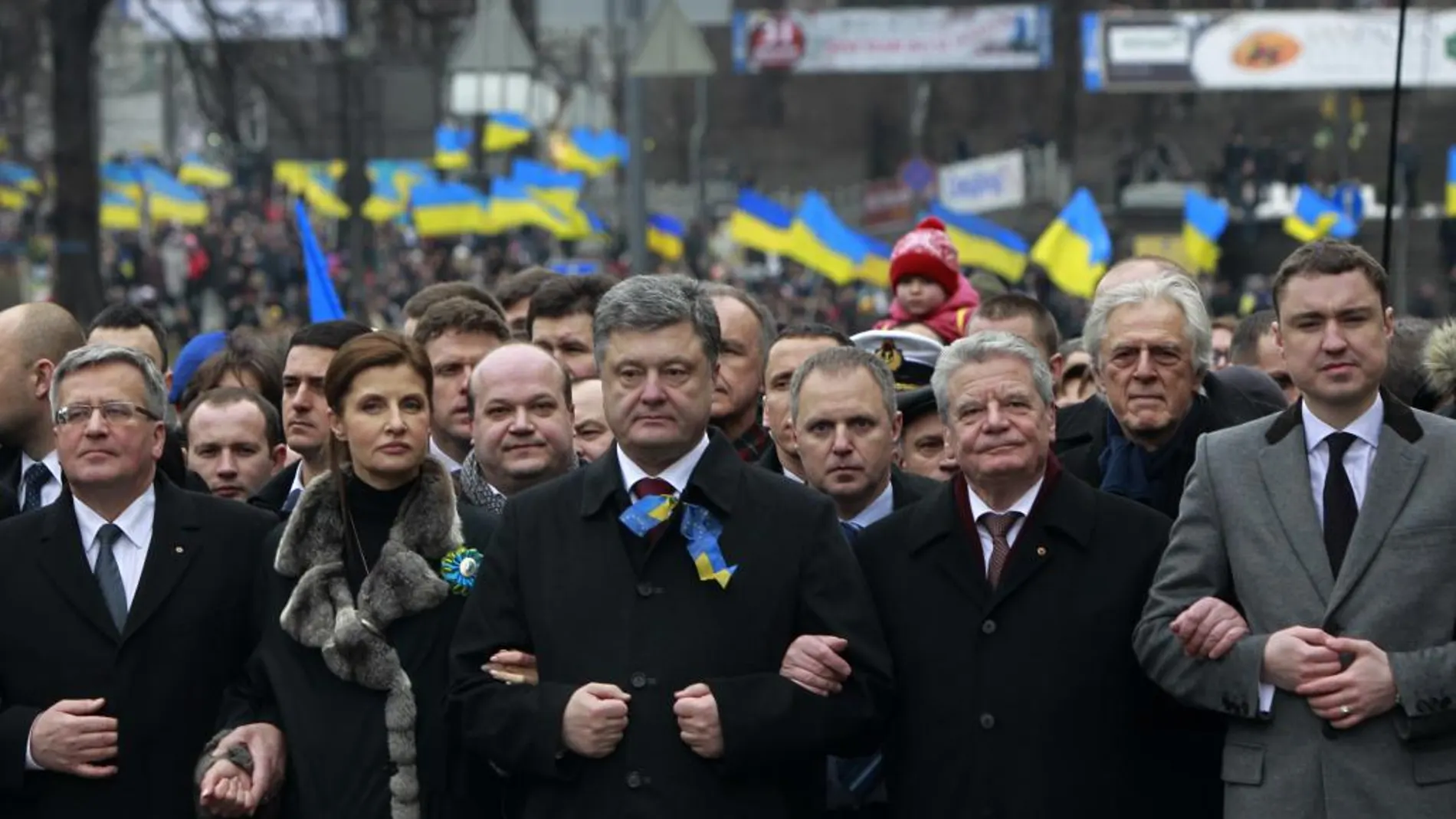 Poroshenko, en el centro, y varios invitados extranjeros, hoy en Kiev.
