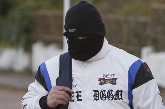 Miguel Ricart ha su salida de prisión cubriendo su rostro con un pasamontañas