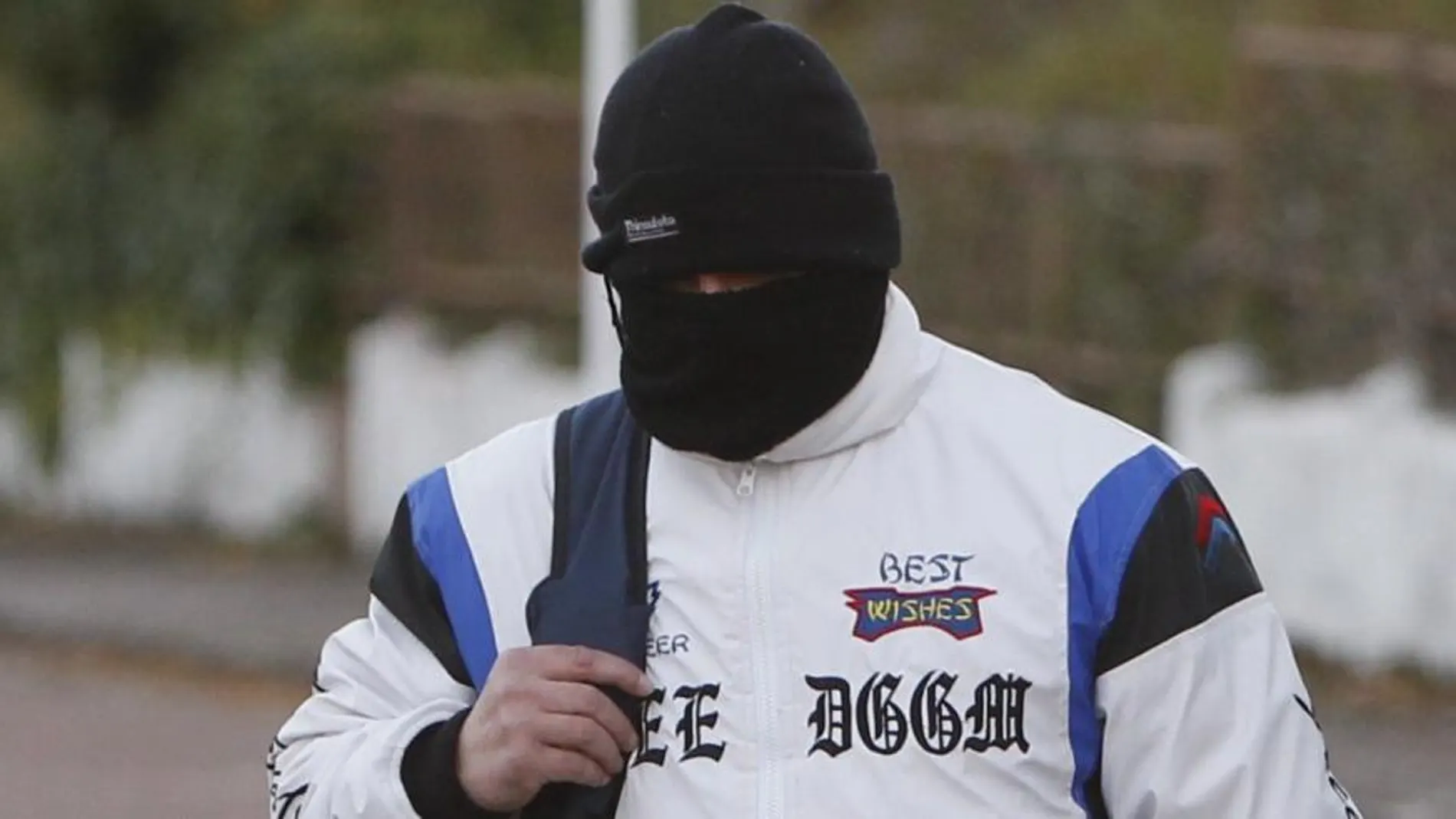 Miguel Ricart ha su salida de prisión cubriendo su rostro con un pasamontañas