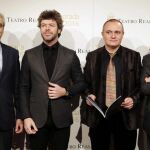 El presidente del Teatro Real, Gregorio Marañón (d), junto al director de orquesta Pablo Heras (2i), el director general del Teatro Real, Ignacio García-Belenguer (i), y el director artístico, Joan Matabosch