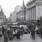 En la imagen, un grupo de peatones cruza la calle Alcalá en la confluencia con la Gran Vía en 1940.