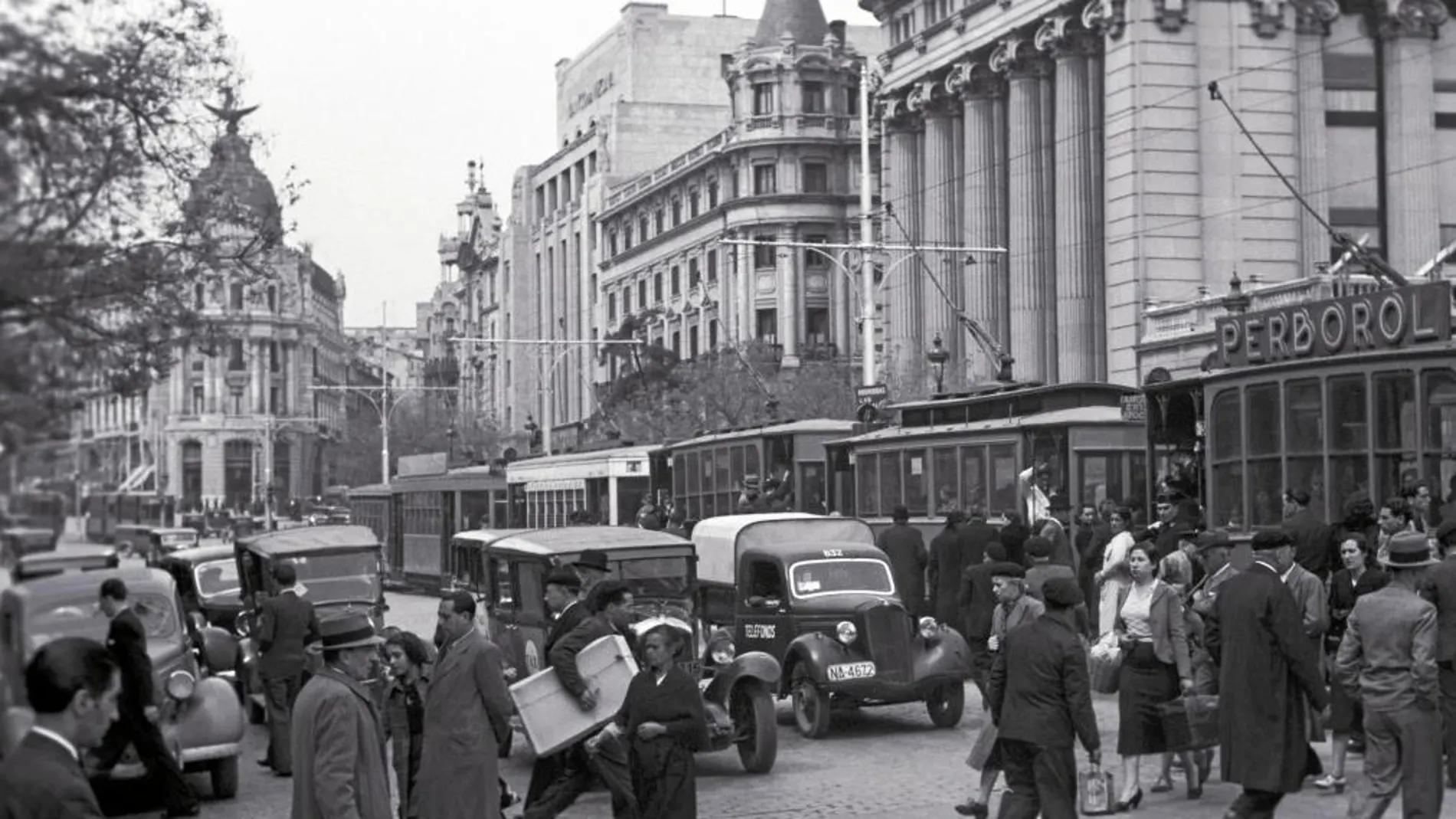 En la imagen, un grupo de peatones cruza la calle Alcalá en la confluencia con la Gran Vía en 1940.