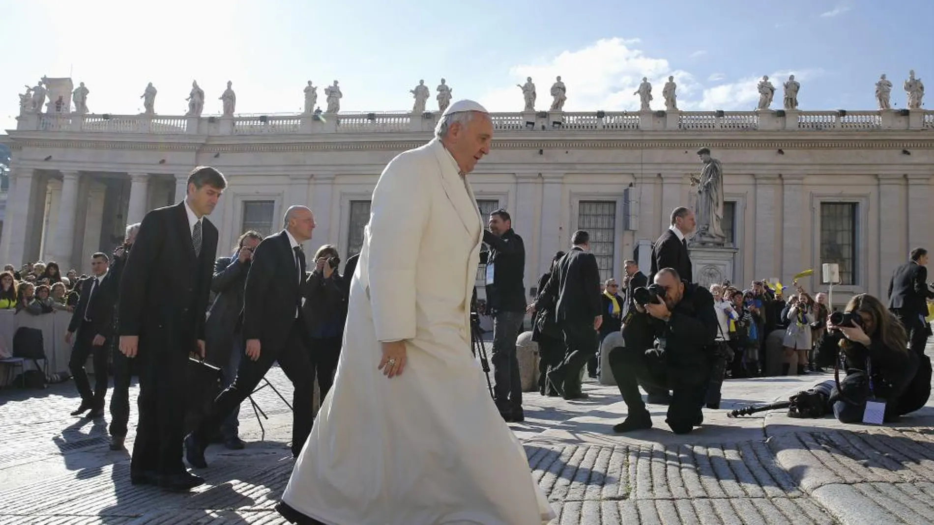 El Papa llega a la Plaza de San Pedro en el Vaticano el miércoles