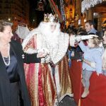 Rita Barberá saluda a los niños en presencia del rey Melchor