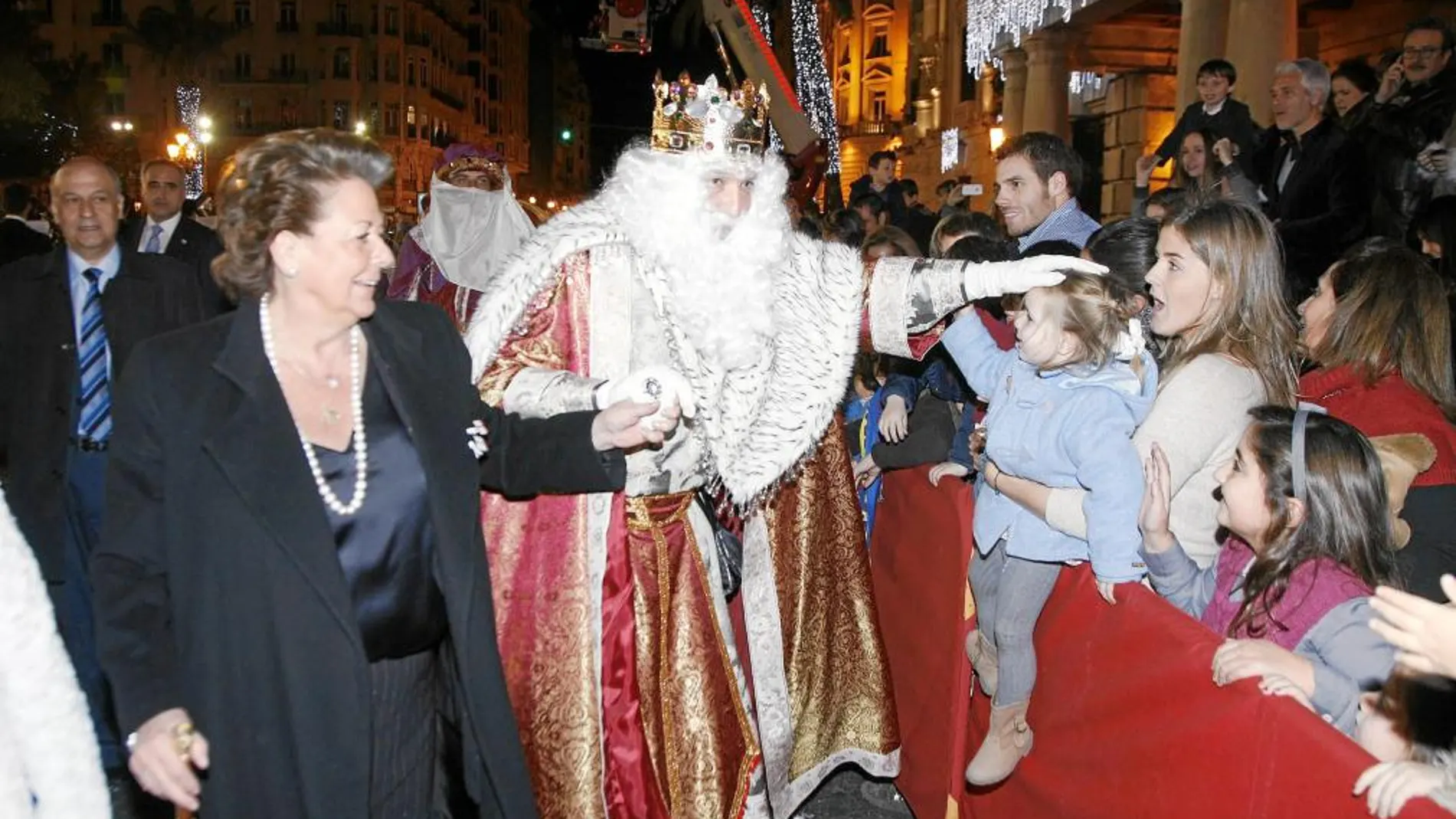Rita Barberá saluda a los niños en presencia del rey Melchor