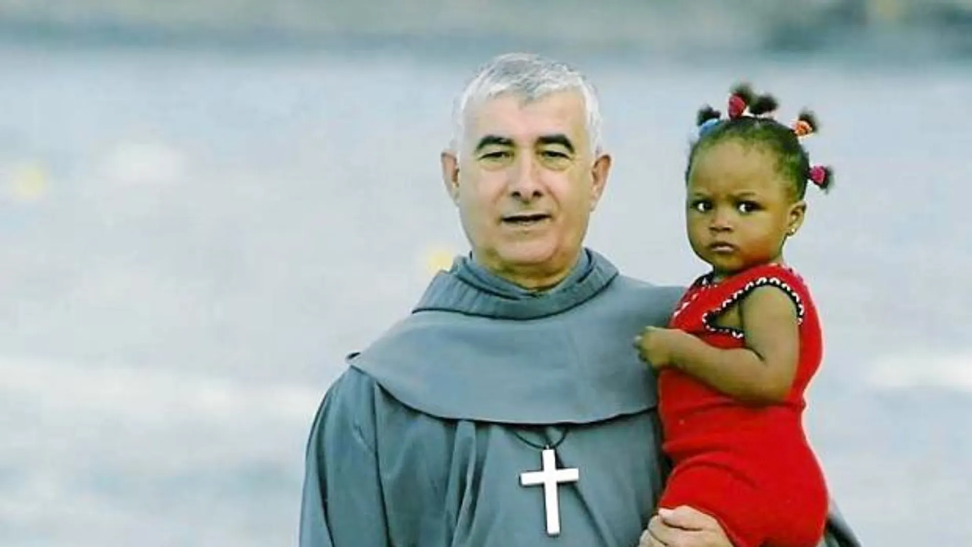 Este fraile, que pertenece a los Hermanos Franciscanos de la Cruz Blanca, lleva desde 1982 dedicándose a la acogida de los inmigrantes africanos que llegan en pateras a Algeciras.