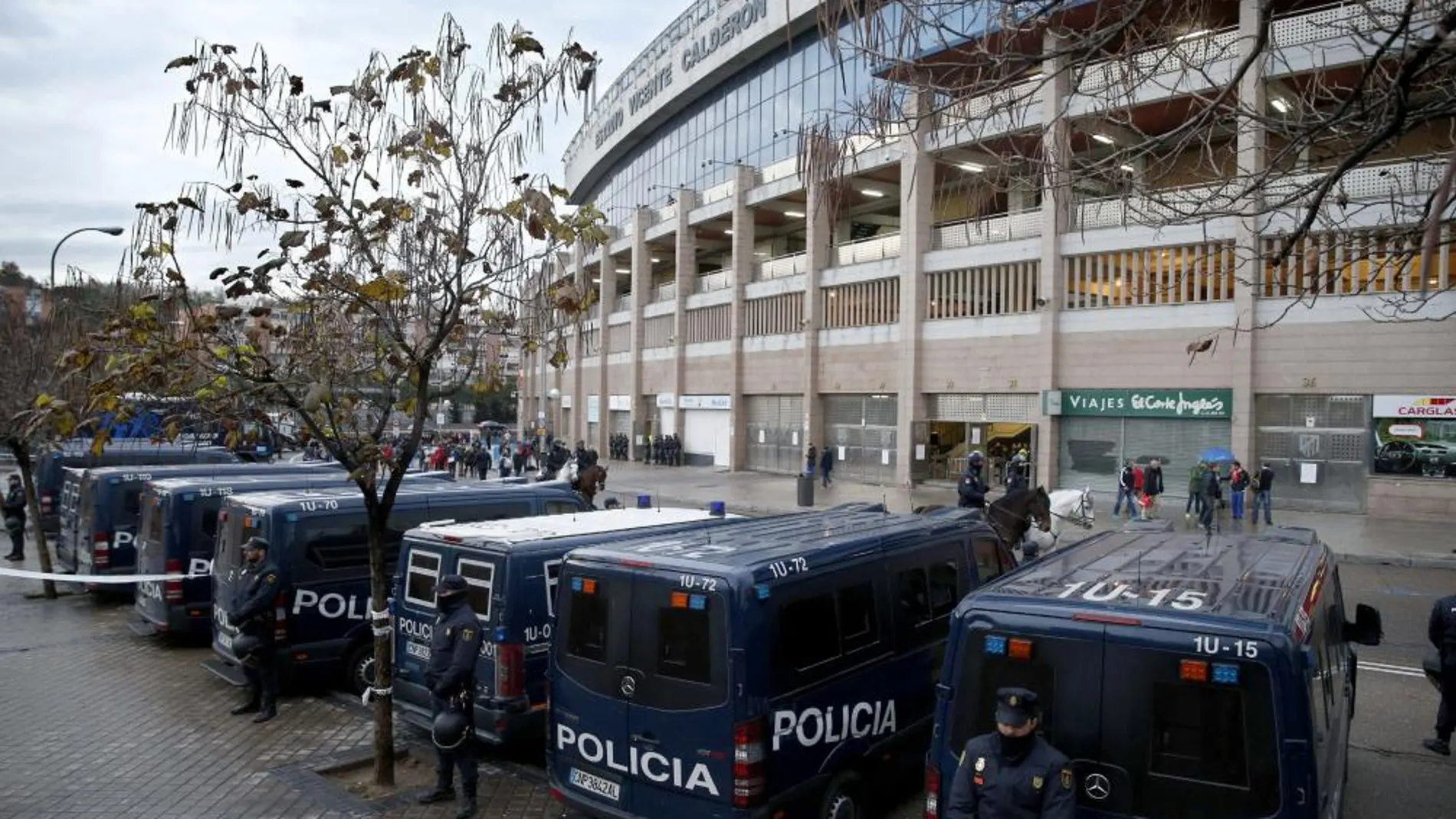 Dispositivo policial en el exterior del estadio Vicente Calderón.