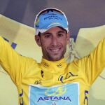 Nibali celebra su reconquista del amarillo en el Tour.