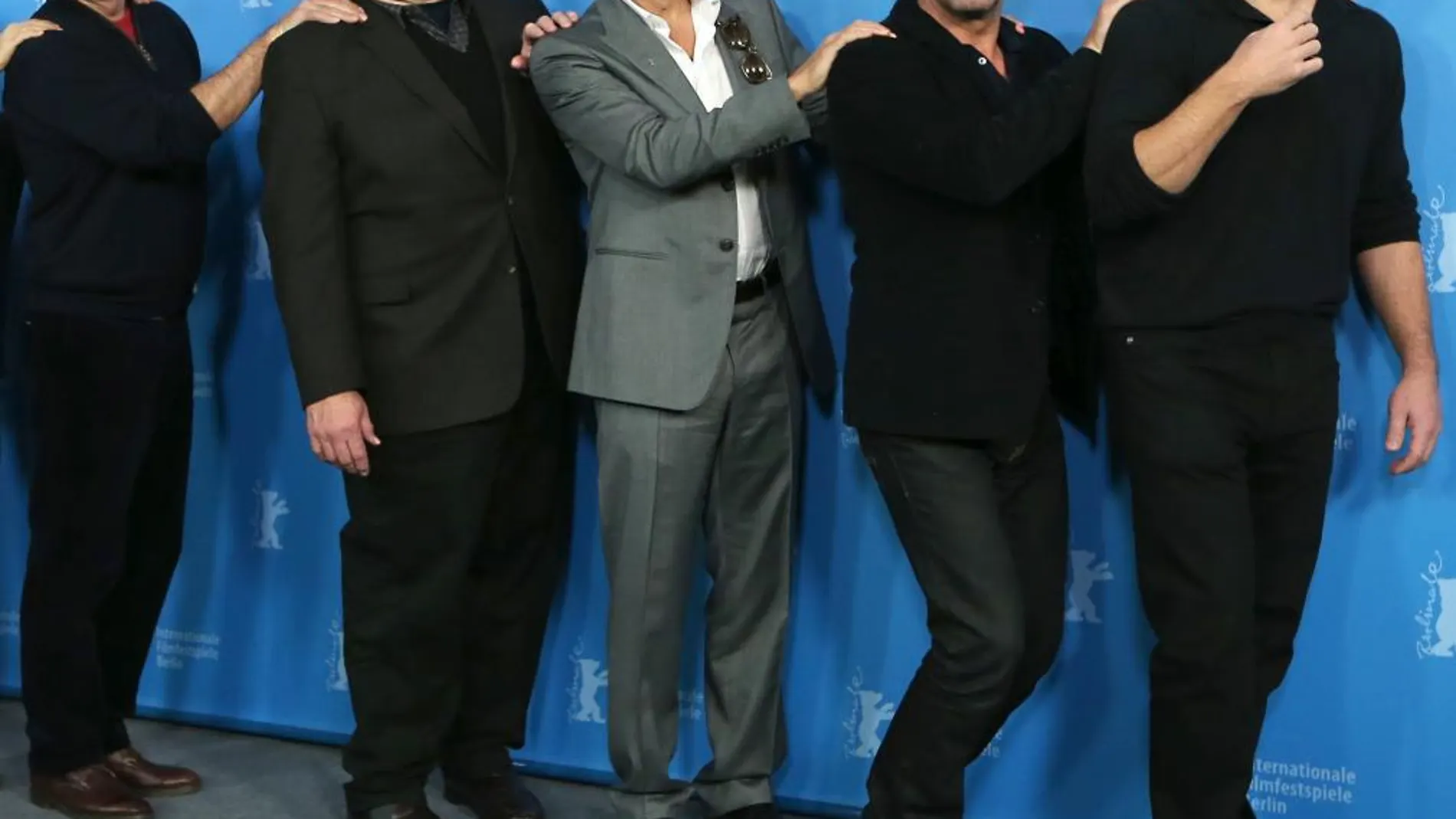 De izquierda a derecha, Bill Murray, John Goodman, George Clooney, Jean Dujardin y Matt Damon, durante la presentación de la película en la Berlinale.