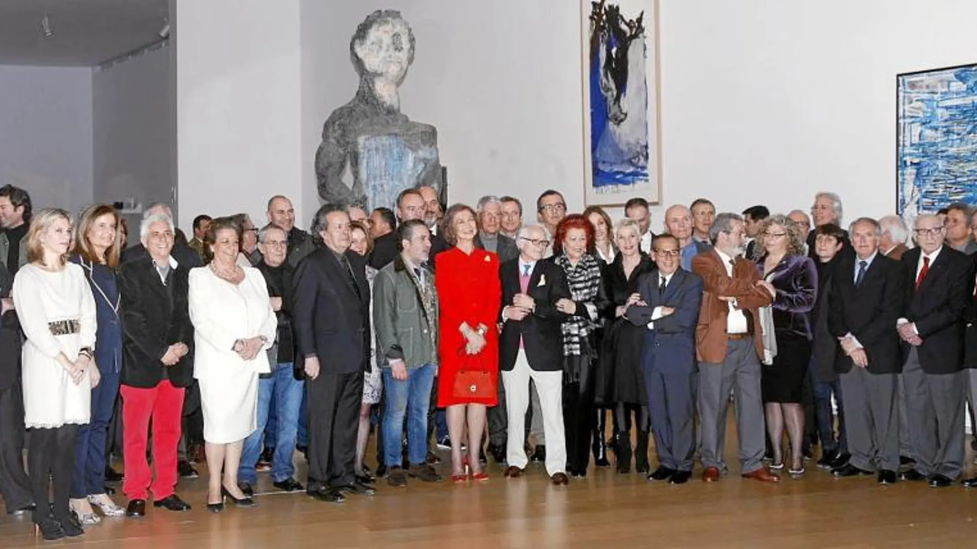 La Reina Sofía junto a la directora del IVAM, Consuelo Císcar, el presidente Fabra, la ministra Fátima Báñez, la alcaldesa Barberà y los artistas invitados