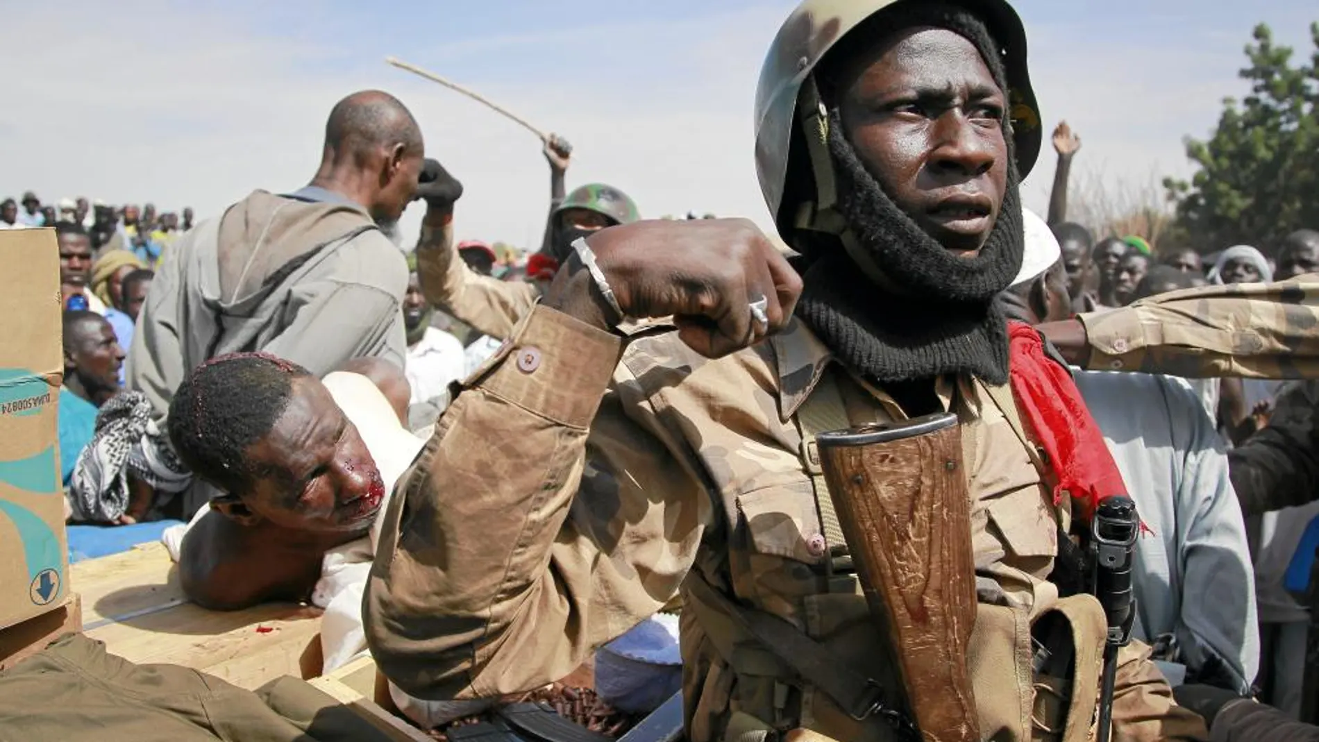 Un soldado del Ejército maliense vigila a islamistas radicales capturados en la ciudad de Gao