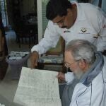 Castro y maduro y consultan un mapa histórico de Antonio José de Sucre de la batalla de Ayacucho