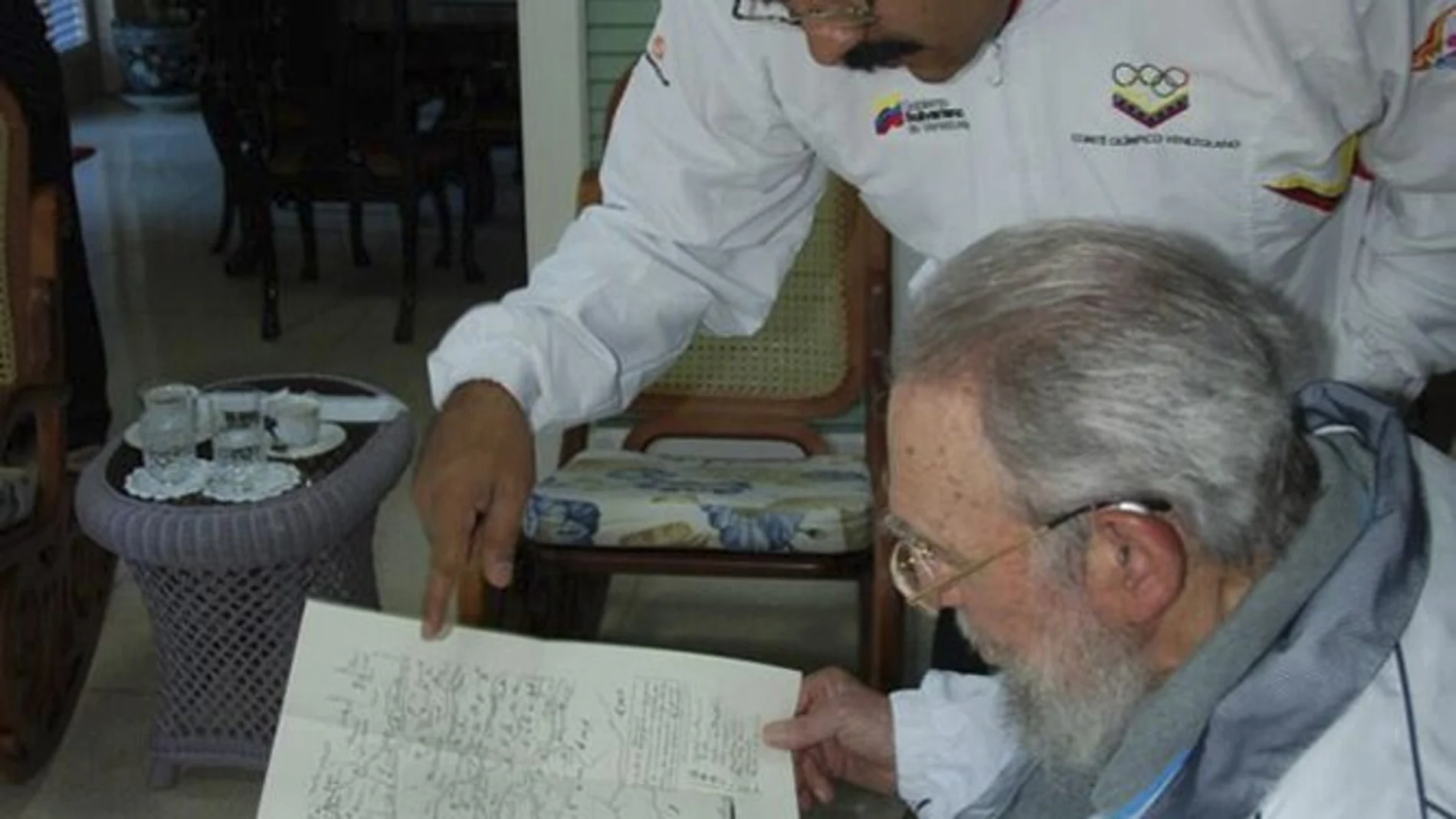 Castro y maduro y consultan un mapa histórico de Antonio José de Sucre de la batalla de Ayacucho