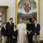 El Papa posa junto a Matteo Renzi y su familia en el Vaticano.