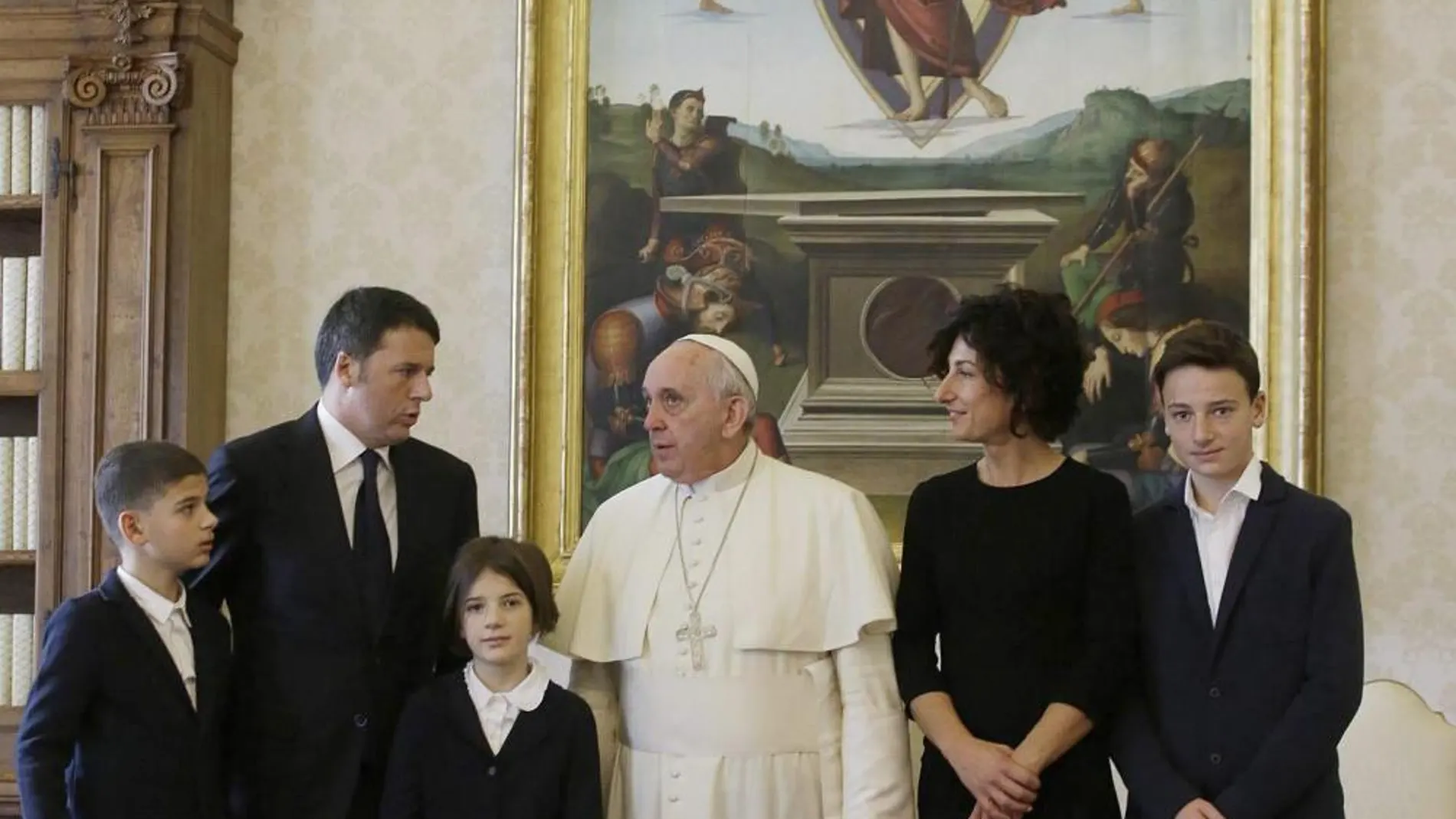 El Papa posa junto a Matteo Renzi y su familia en el Vaticano.