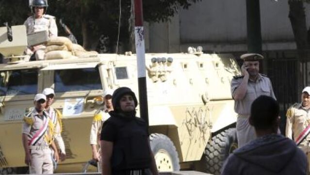 Un grupo de militares custodian las inmediaciones del Tribunal Penal de Minia (Egipto)