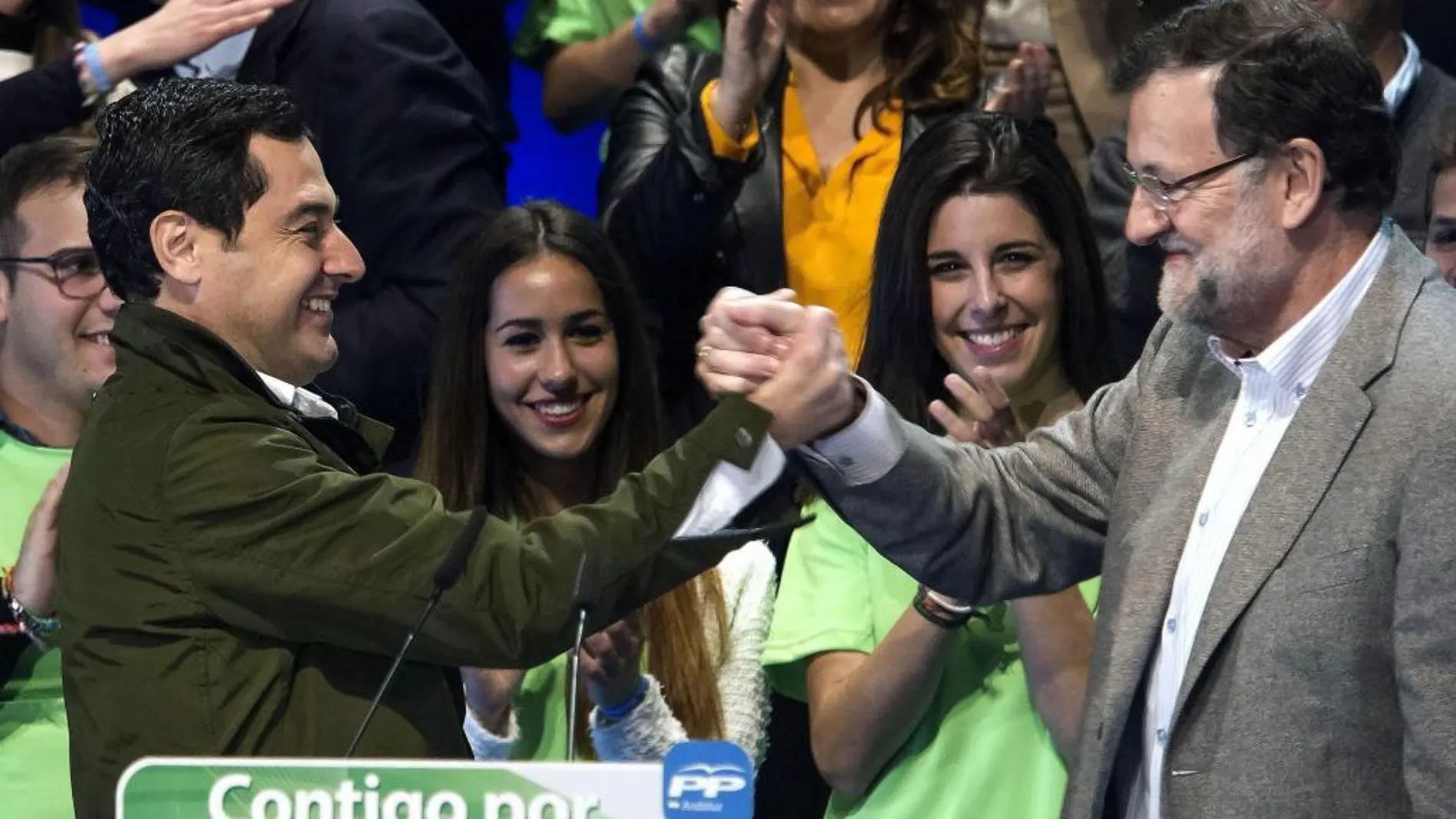 Mariano Rajoy y Juanma Moreno, durante el mitin en Roquetas de Mar