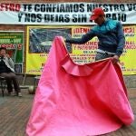 Uno de los novilleros colombianos en huelga torea a las puertas de La Santamaría