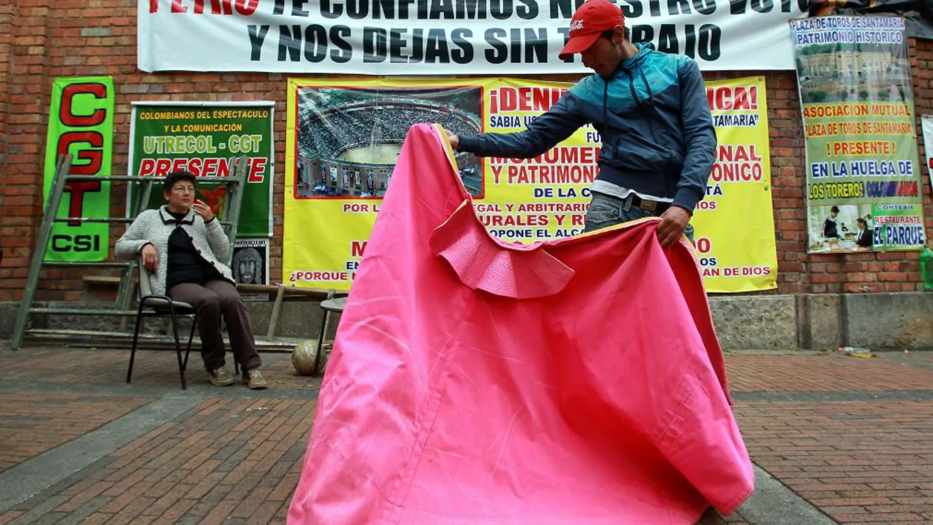 Uno de los novilleros colombianos en huelga torea a las puertas de La Santamaría