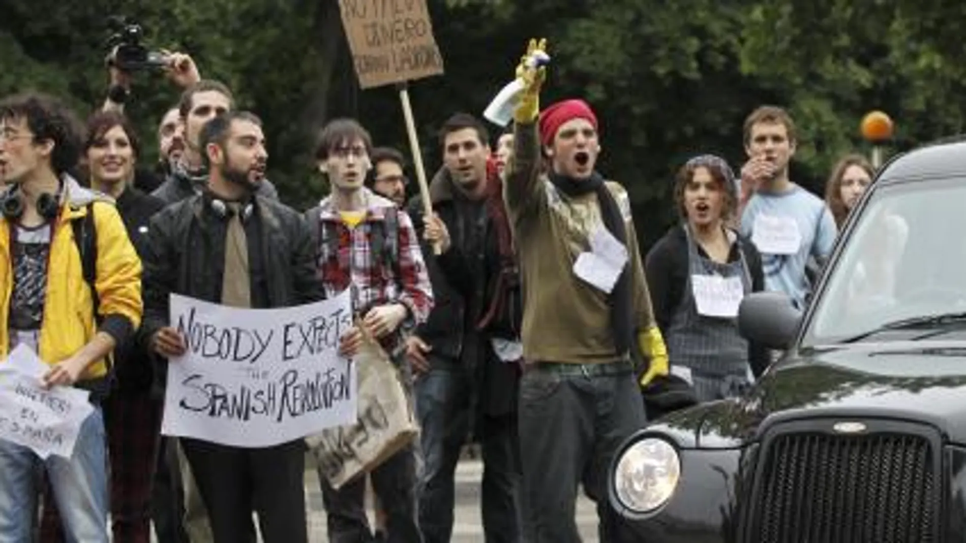 Un grupo de expatriados protesta en Londres por la falta de trabajo en España