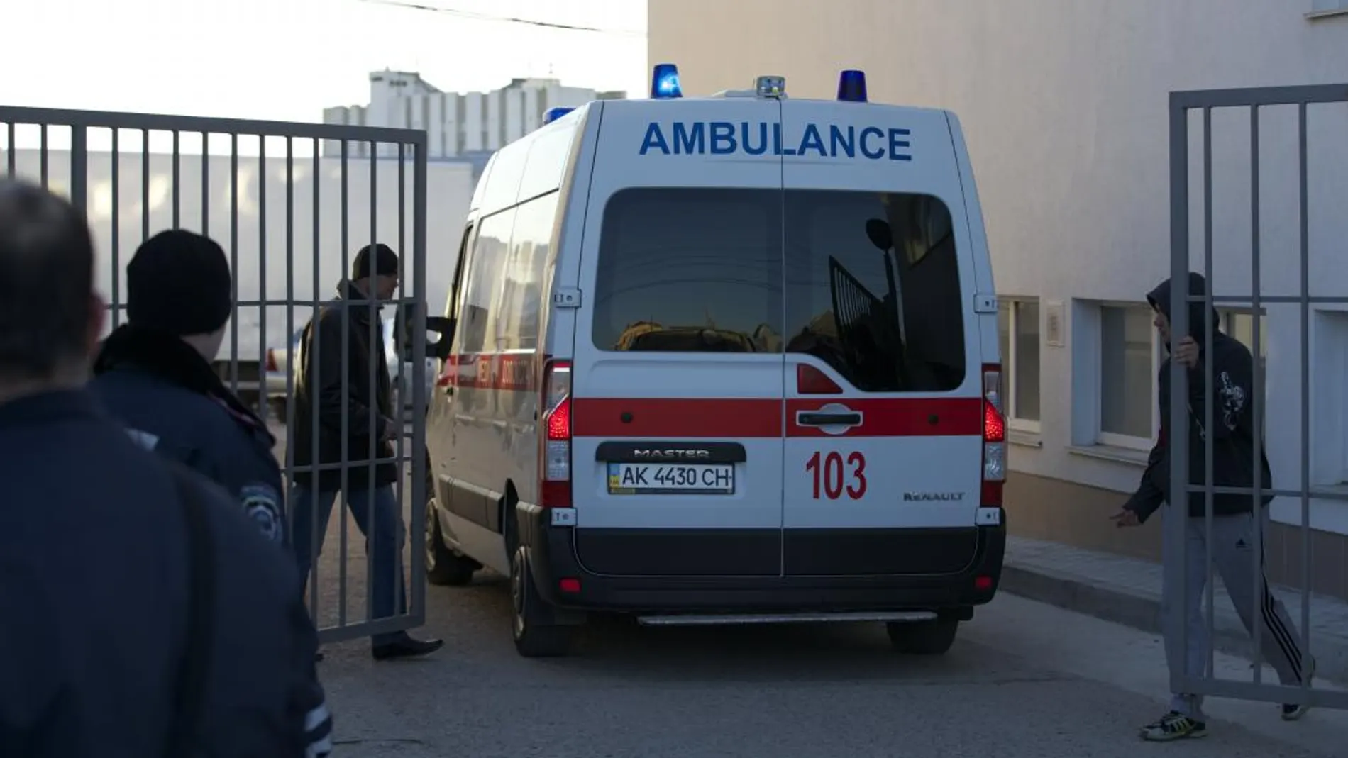 Una ambulancia entra en una unidad militar ucrania de Simferopol
