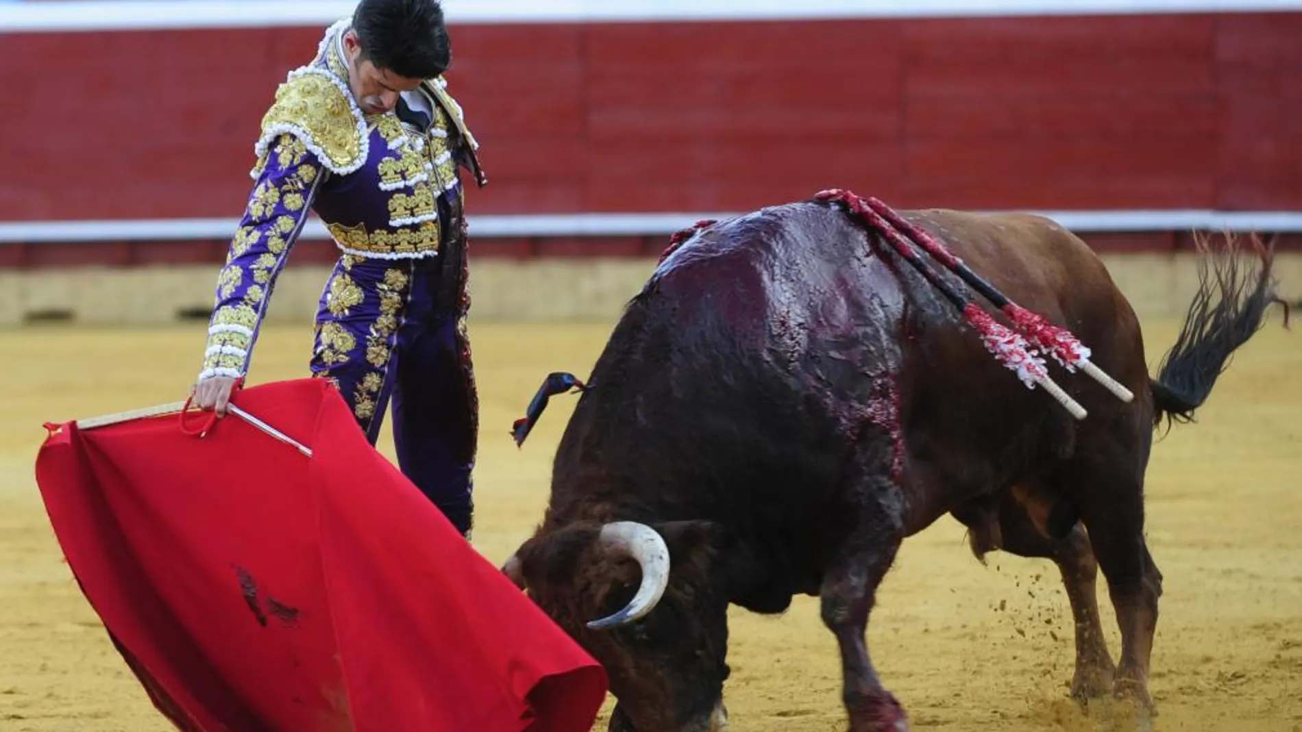 Derechazo de Alejandro Talavante al tercer toro de la tarde, ayer, en Huelva