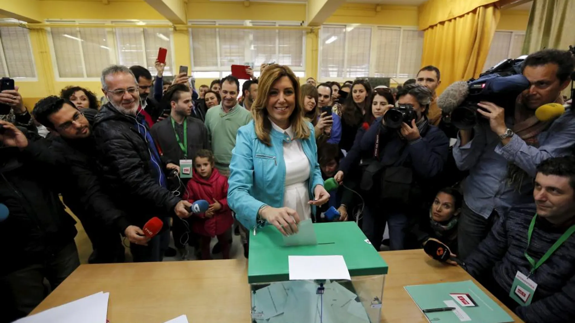 La presidenta regional y candidata del PSOE, Susana Díaz, ejerce su derecho a voto en el barrio de Triana.