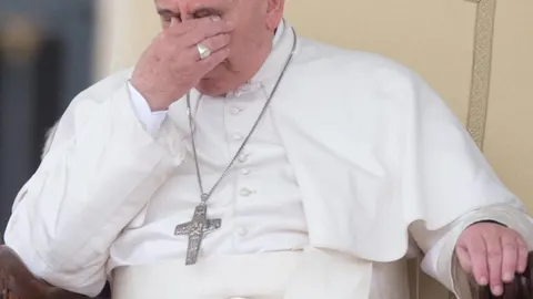 Francisco se rasca los ojos durante la audiencia general de los miércoles en la Plaza de San Pedro.