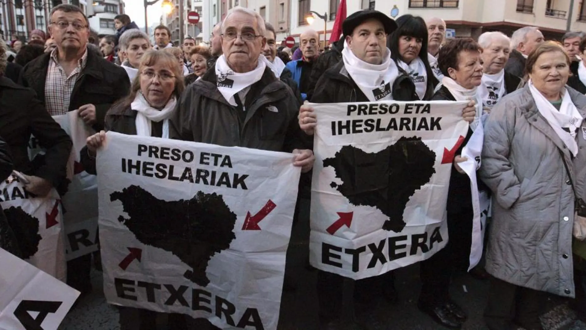 Participantes en la manifestación portan pancartas en favor de los presos de ETA
