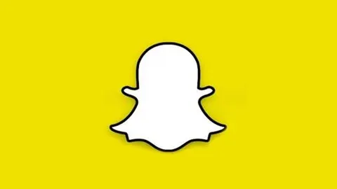 Snapchat incorpora ChatGPT para que hables con la IA de OpenAI como si fuera un contacto más.