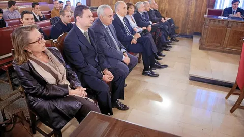 Agustina Sanjuán, primera por la izquierda, junto al resto de los imputados