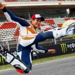Márquez hace una Chilena sobre el asfalto de Montmeló.