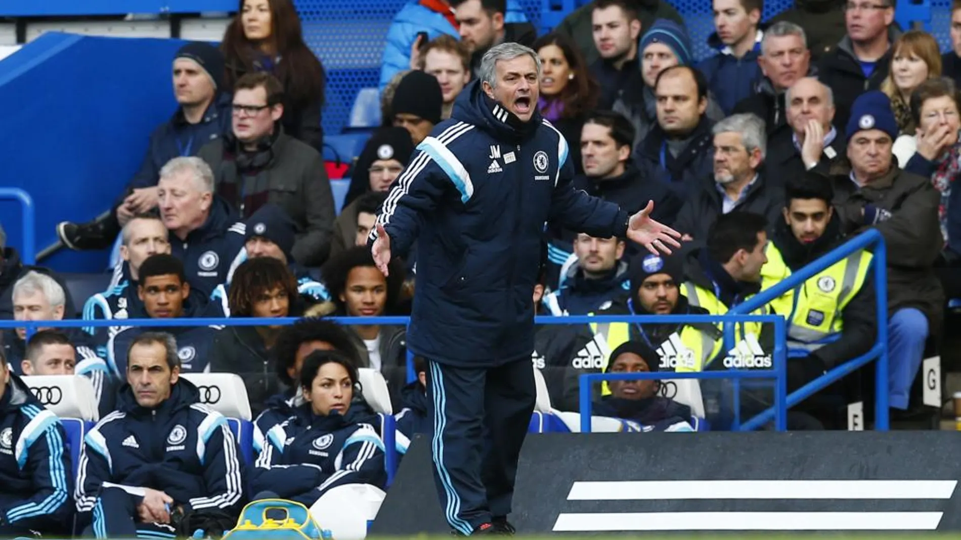Jose Mourinho, durante el encuentro disputado ayer por su equipo ante el Burnley.