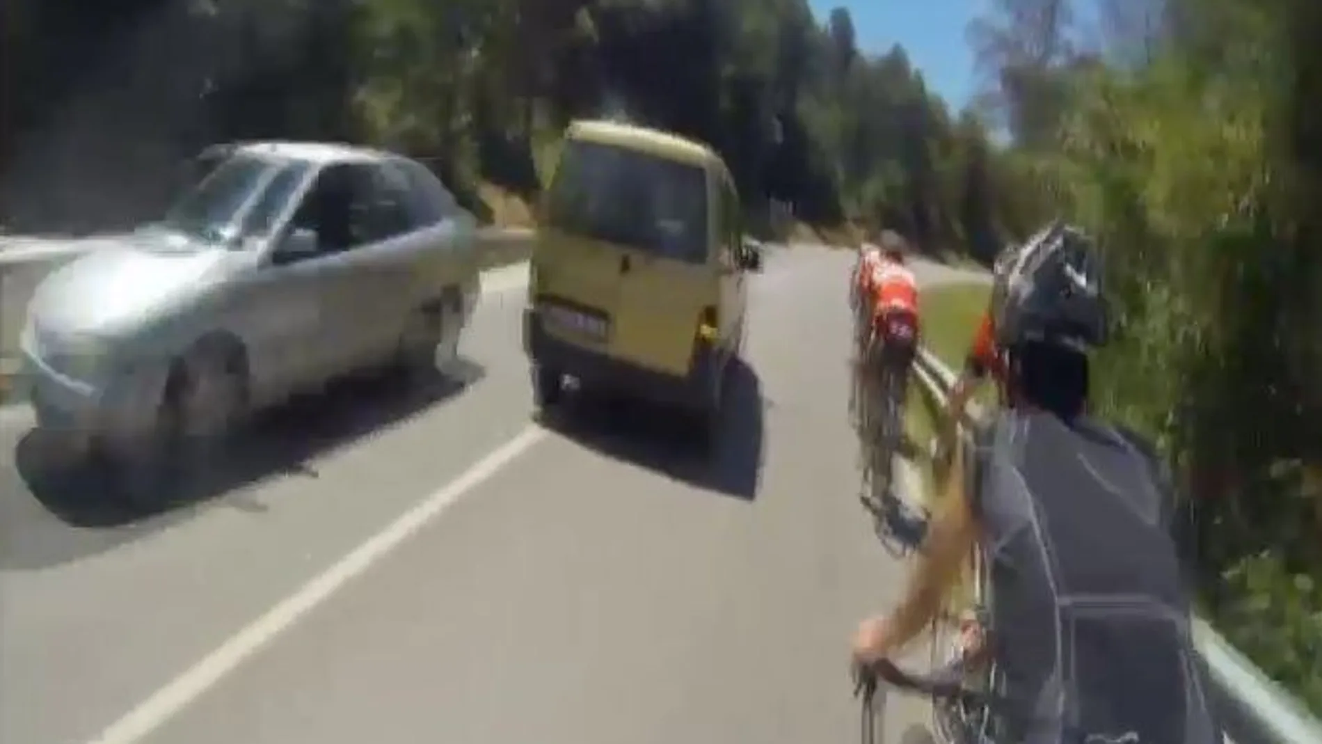 Un ciclista graba a los conductores mientras le adelantan para denunciarlos
