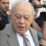 Jordi Pujol sale ayer de su casa.