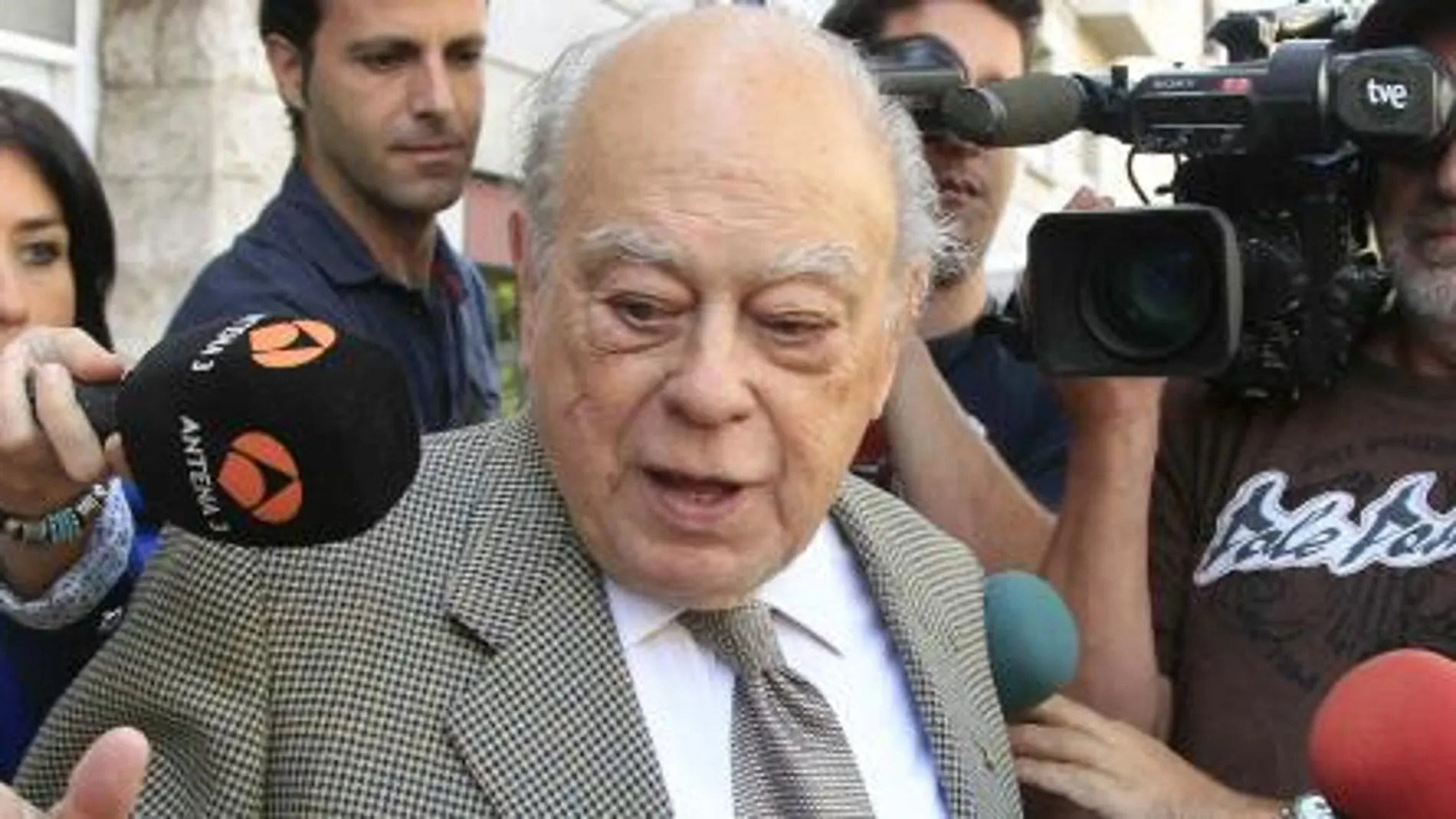 Jordi Pujol sale ayer de su casa.