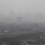 Una densa niebla de polución sobre Pekín, una estampa habitual en la capital china