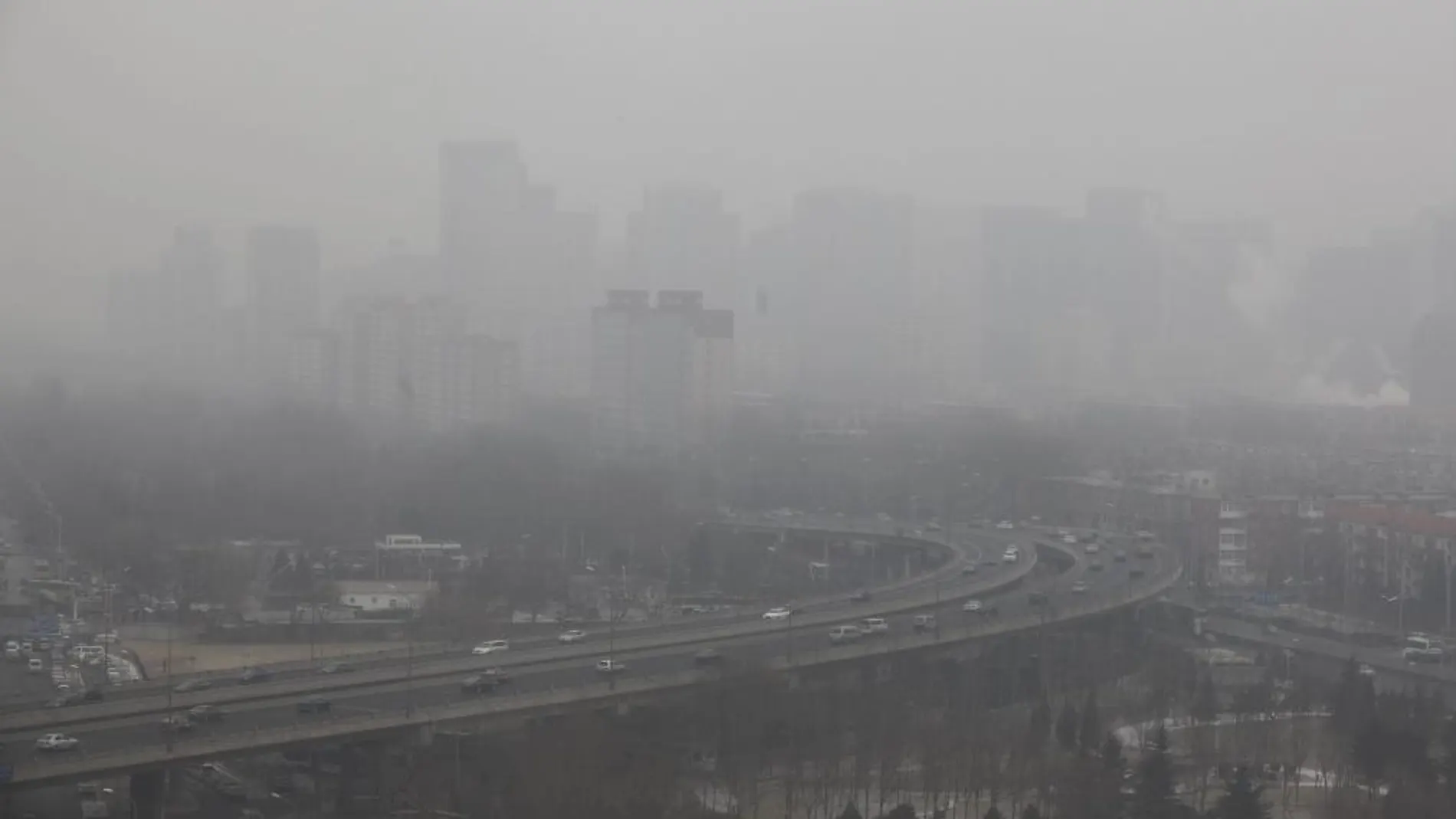 Una densa niebla de polución sobre Pekín, una estampa habitual en la capital china